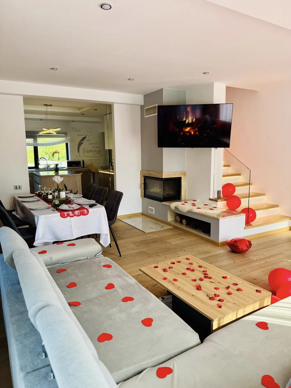Living decorat de Valentine's Day cu inimi și petale