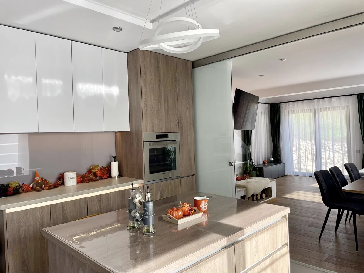 Bucătărie complet utilată cu decor de toamnă