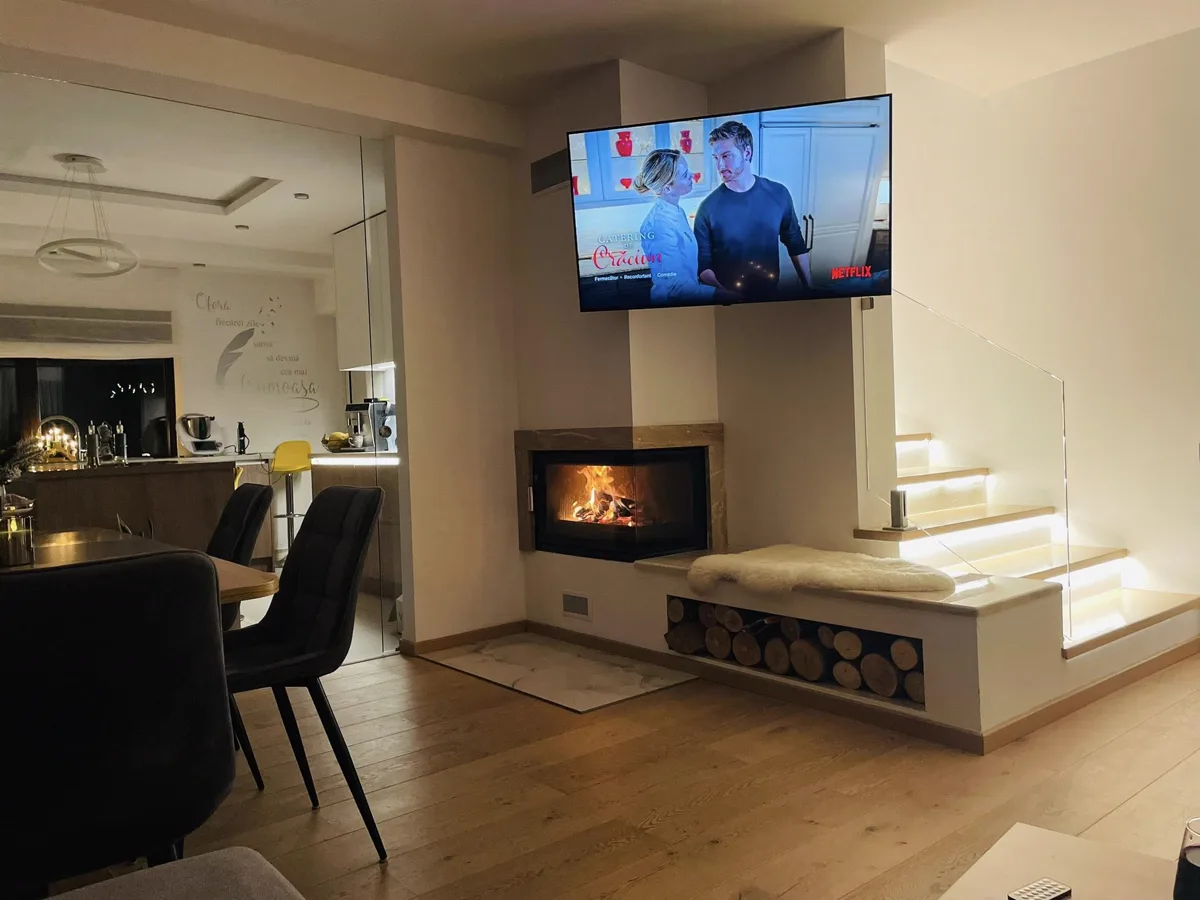 Living noaptea cu Netflix, șemineu și bucătărie luminată