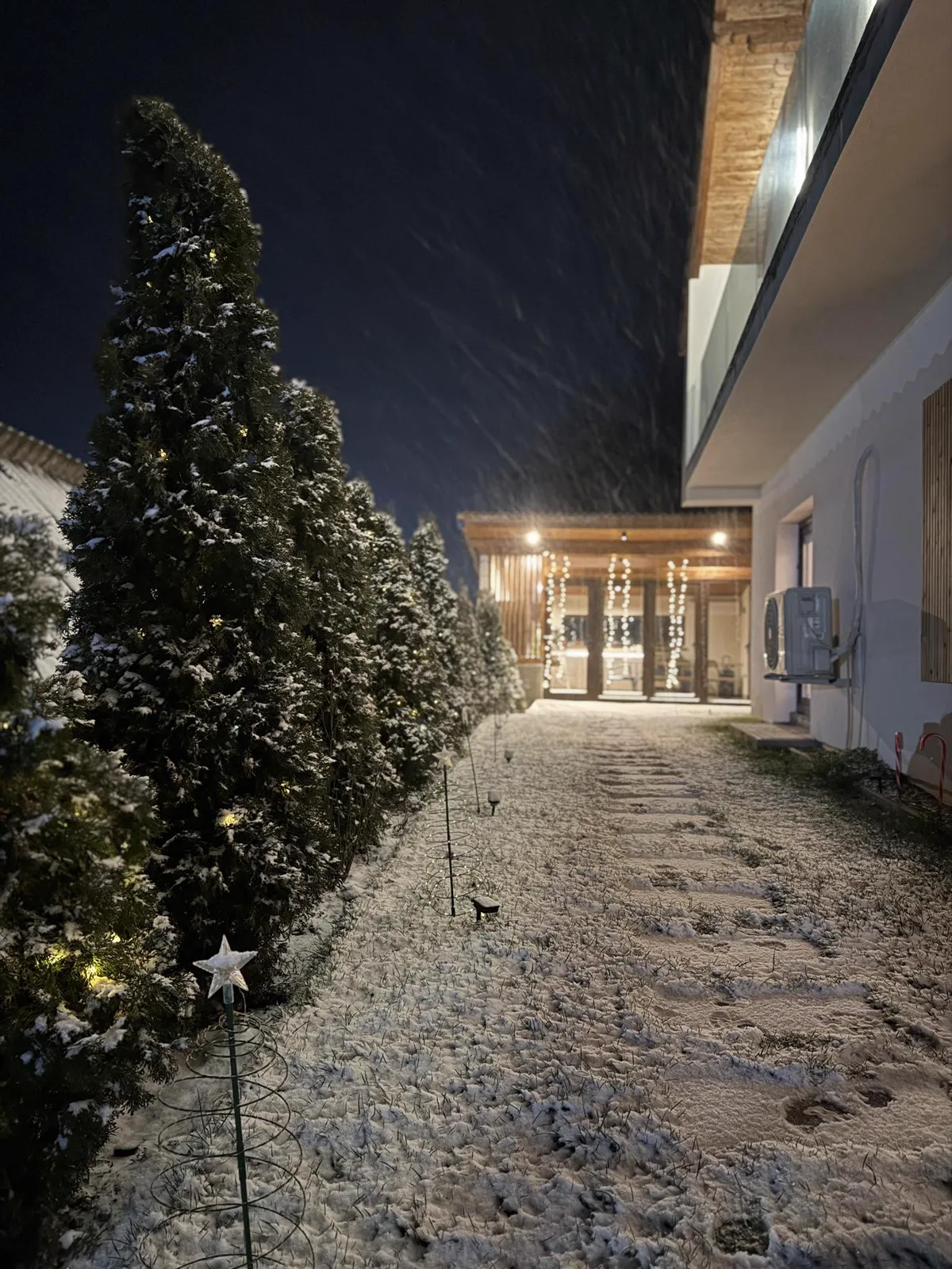 Casa Frătilă noaptea cu zăpadă și lumini fairy
